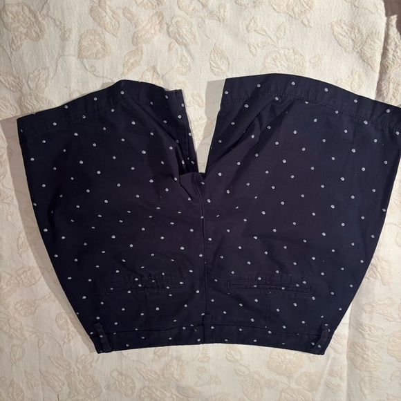 Old Navy Women’s Polka Dot Navy and White Bermuda Cotton Shorts size 0 - Picture 7 of 7